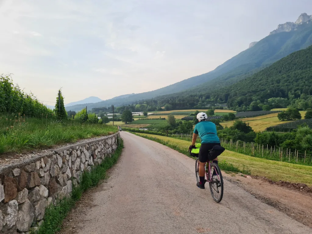 foto che mi ritrae in sella alla mia bicicletta in località Vicolo Vattaro (TN) mentre stiamo per entrare nella Valsugana